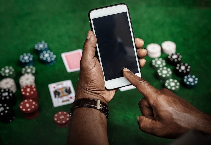 Pengguna mobile membuka halaman hiburan Indonesia